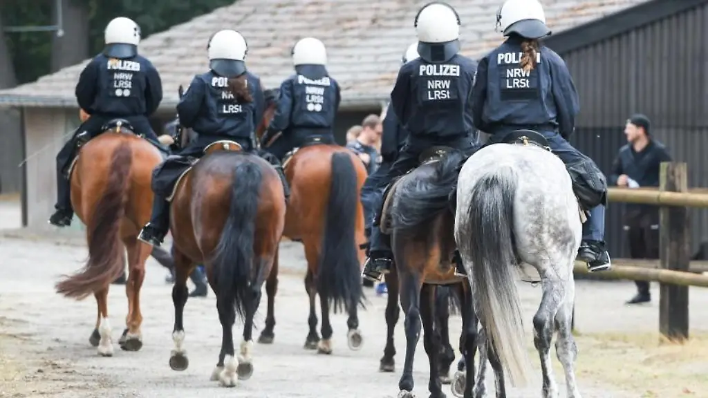 Reiter-der-Landesreiterstaffel-der-Polizei-NRW-sitzen-auf-ihren-Pferden