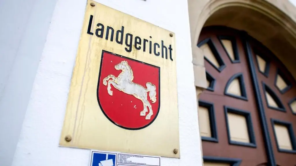 Ein-Schild-mit-der-Aufschrift-Landgericht-haengt-vor-dem-Eingangstor-zum-Schloss-im-Stadtzentrum