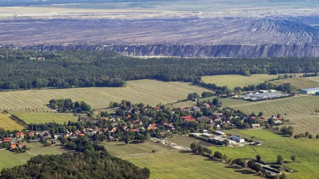 Das-kleine-suedbrandenburgische-Dorf-Proschim-mit-dem-Braunkohletagebau-Welzow-Sued