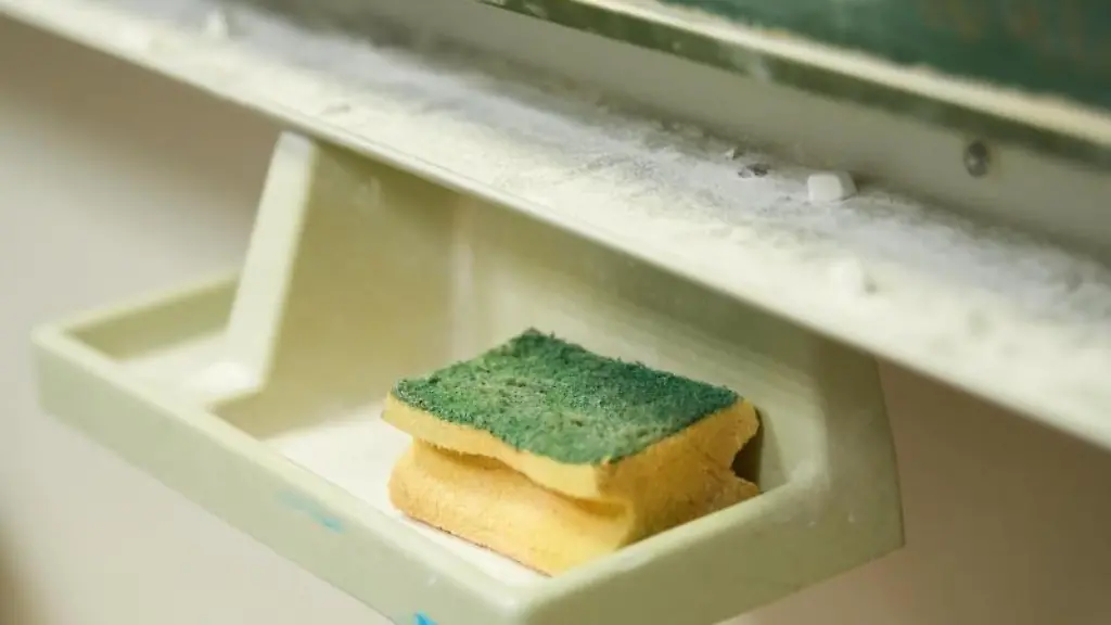 Ein-Schwamm-liegt-an-der-Schultafel