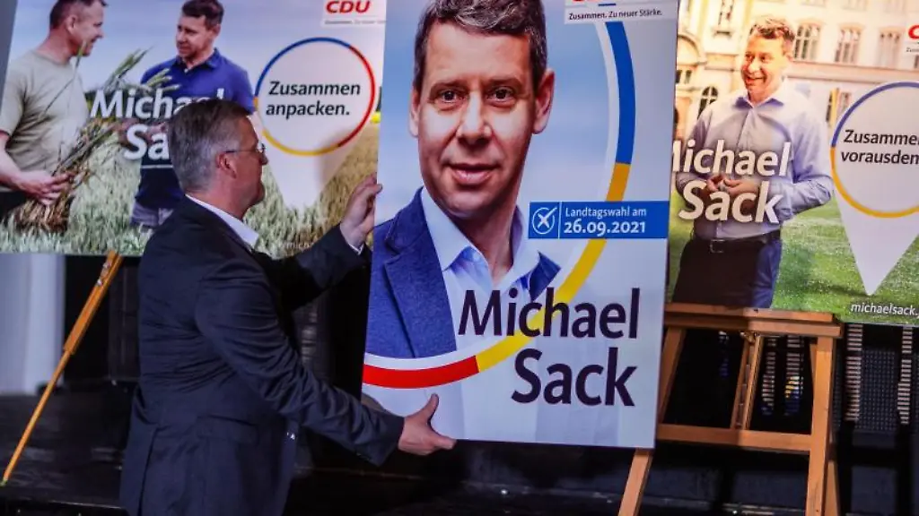 Wolfgang-Waldmueller-CDU-Generalsekretaer-in-Mecklenburg-Vorpommern-stellt-einige-der-Motive-der-Plakatkampagne-der-CDU-zur-Landtagswahl-in-Mecklenburg-Vorpommern-im-Club-Zenit-vor