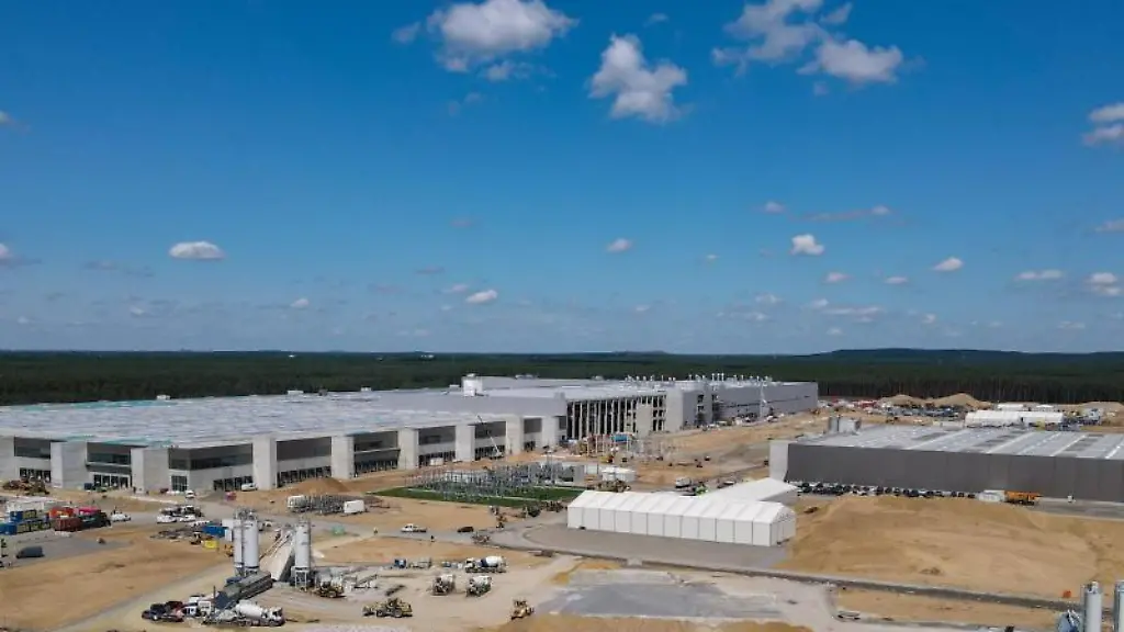 Das-Baugelaende-der-Tesla-Autofabrik-oestlich-von-Berlin-Luftaufnahme-mit-einer-Drohne