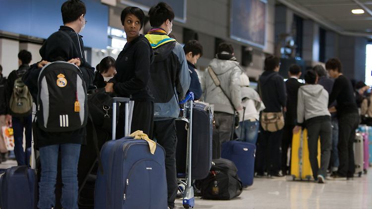 Schlangen am Tokioter Flughafen: viele wollen weg.