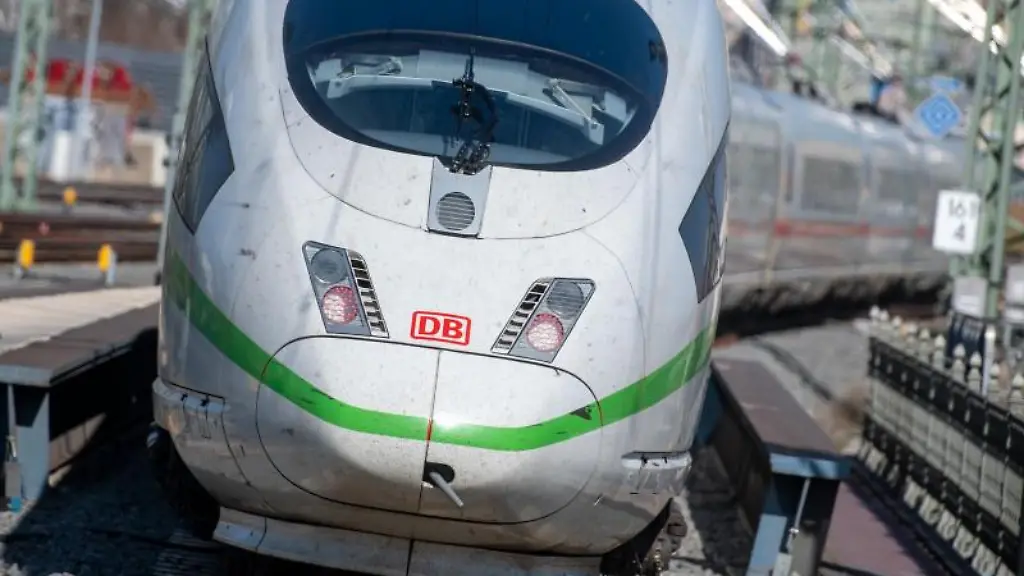 Ein-ICE-verlaesst-den-Hauptbahnhof-in-Richtung-Berlin