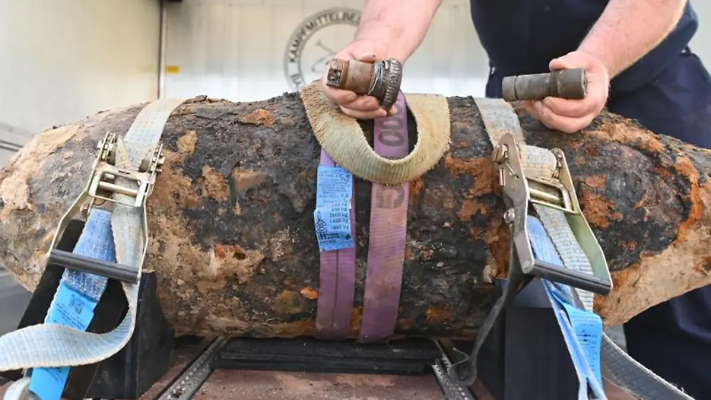 Am-Containerbahnhof-wird-eine-entschaerfte-Fliegerbombe-gezeigt