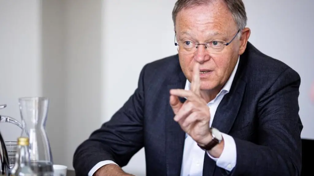 Stephan-Weil-SPD-spricht-waehrend-eines-Interviews