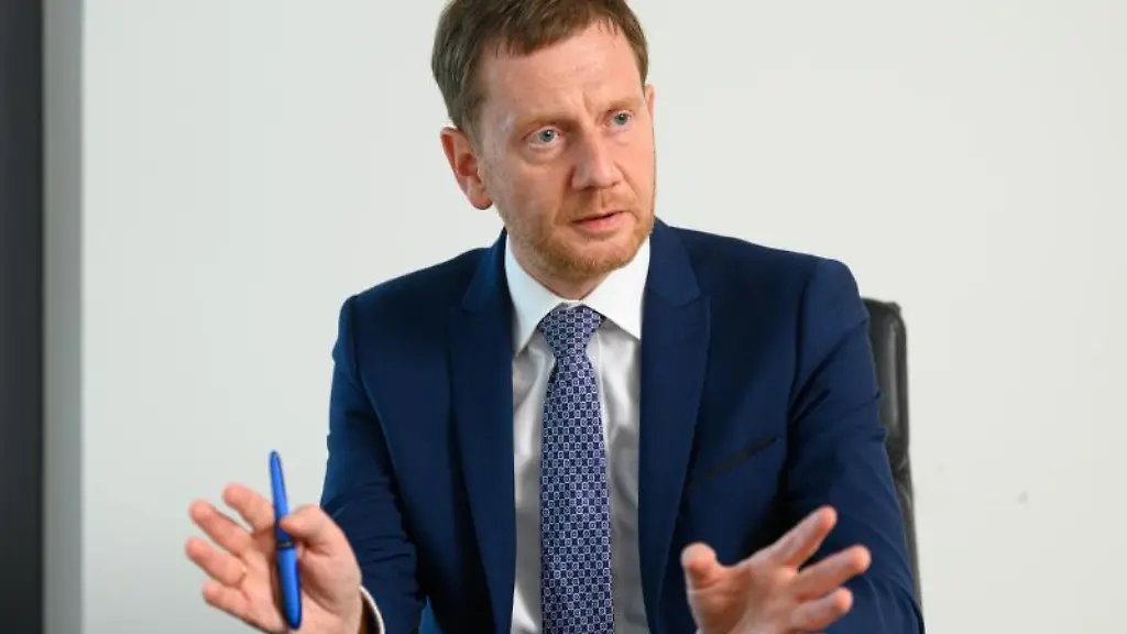 Michael-Kretschmer-CDU-gestikuliert-waehrend-eines-Interviews