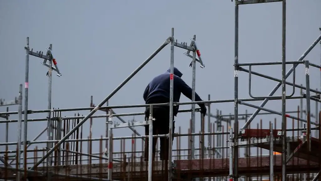 Ein-Bauarbeiter-arbeitet-auf-einer-Baustelle