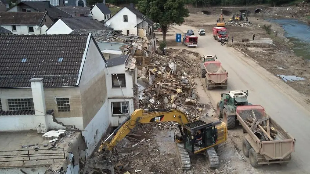 Ein-Bagger-reisst-in-Altenburg-Haeuser-ab