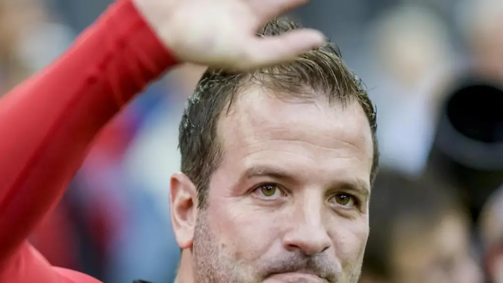 Rafael-van-der-Vaart-winkt