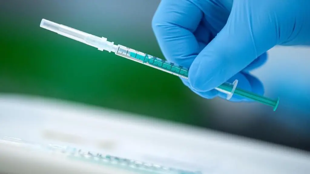 Eine-Spritze-mit-einem-Impfstoff