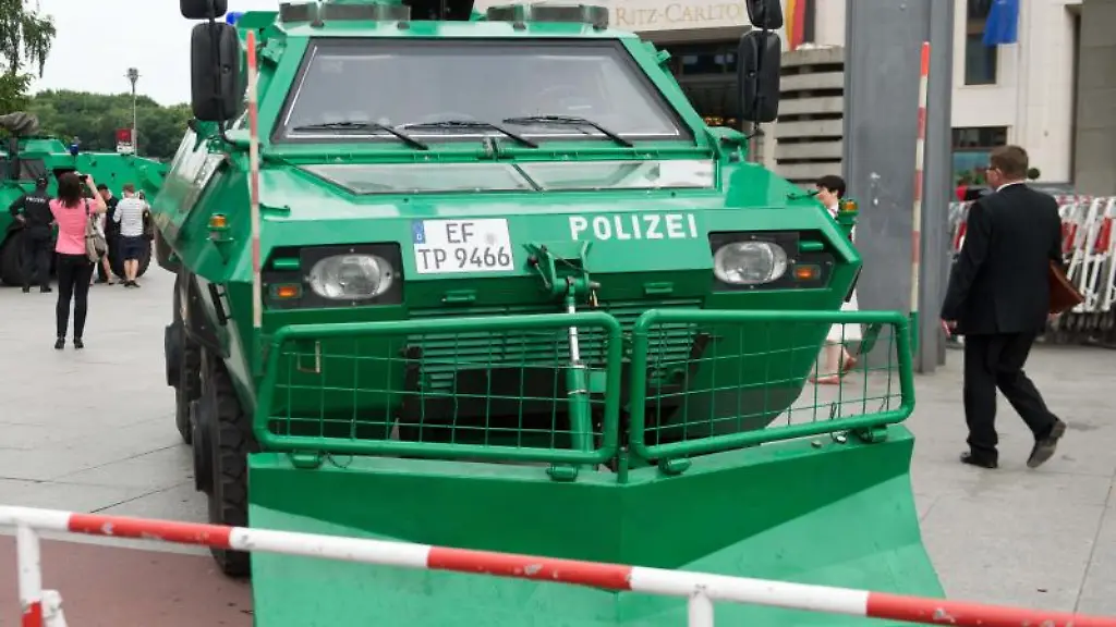 Gepanzerter-Sonderwagen-4-der-Polizei