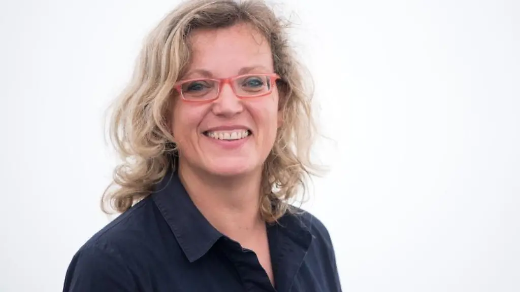 Julia-Schulte-to-Buehne-steht-auf-dem-Museumsgelaende