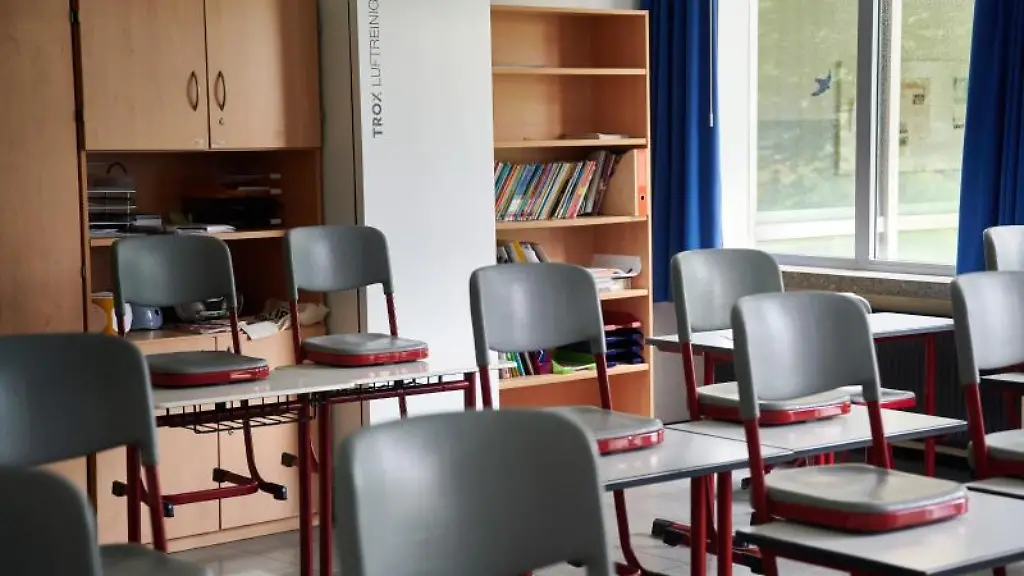 Ein-Geraet-zur-Luftfilterung-steht-in-einem-Klassenraum