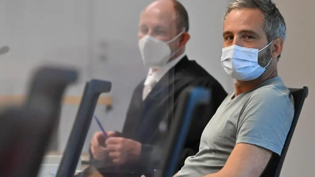 Sebastian-Seusing-r-Imker-und-Georg-Buchholz-Rechtsanwalt-warten-in-einem-Verhandlungssaal-im-Landgericht-auf-den-Beginn-der-Verhandlung