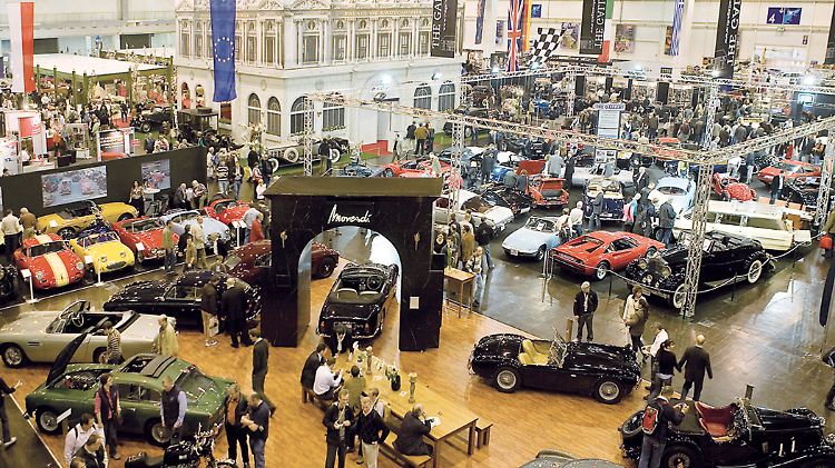 Marktplatz für Enthusiasten: In Essen trifft sich schon traditionell die Oldtimerszene zu ihrem Saisonauftakt.