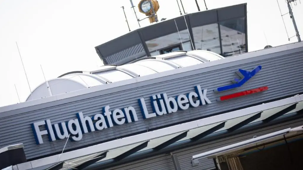 Blick-auf-Schriftzug-Logo-und-Flughafentower-des-Flughafen-Luebeck