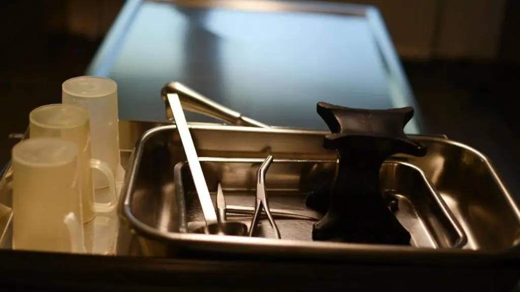 Obduktionsinstrumente-und-Zubehoer-liegen-auf-einem-Tisch