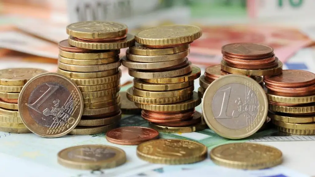 Euro-Muenzen-auf-Euro-Banknoten