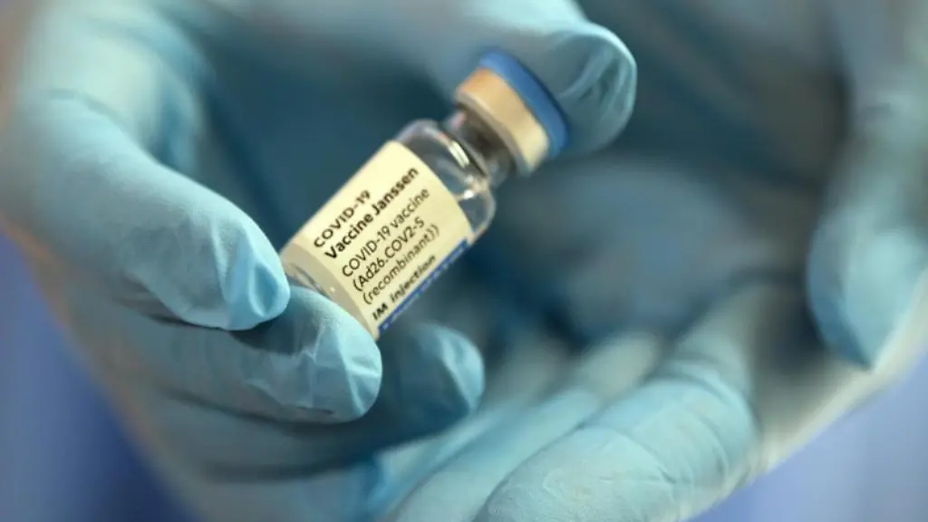 Ein-Flaeschchen-mit-dem-Impfstoff-von-Johnson-Johnson-wird-gezeigt