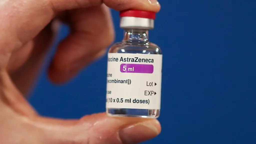 Eine-Ampulle-des-Corona-Impfstoffs-des-Pharmakonzerns-Astrazeneca