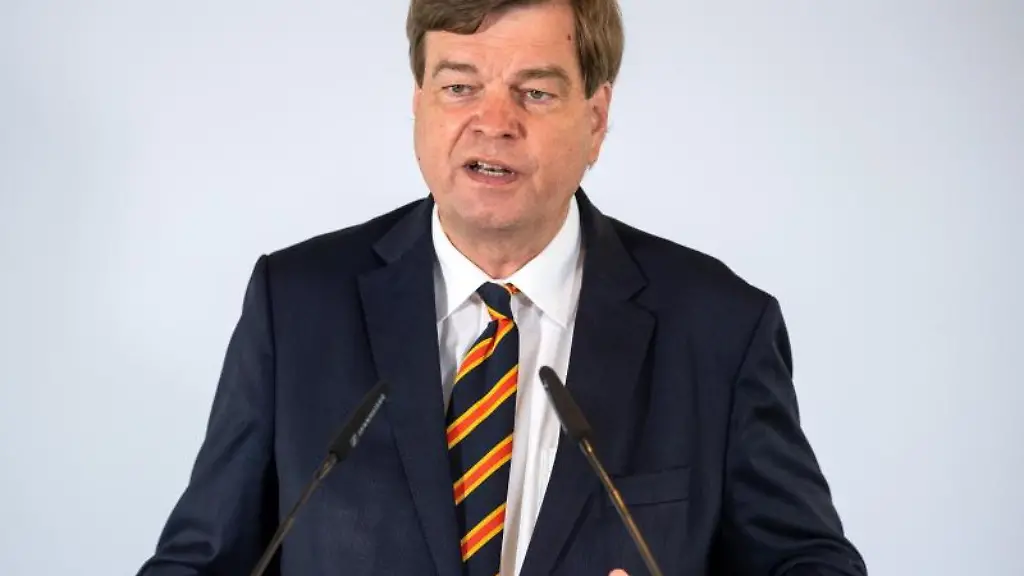 Enak-Ferlemann-parlamentarischer-Staatssekretaer-im-Bundesministerium-fuer-Verkehr-und-Digitale-Infrastruktur