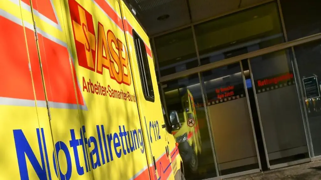 Ein-Rettungswagen-steht-vor-der-Rettungsstelle-eines-Klinikums