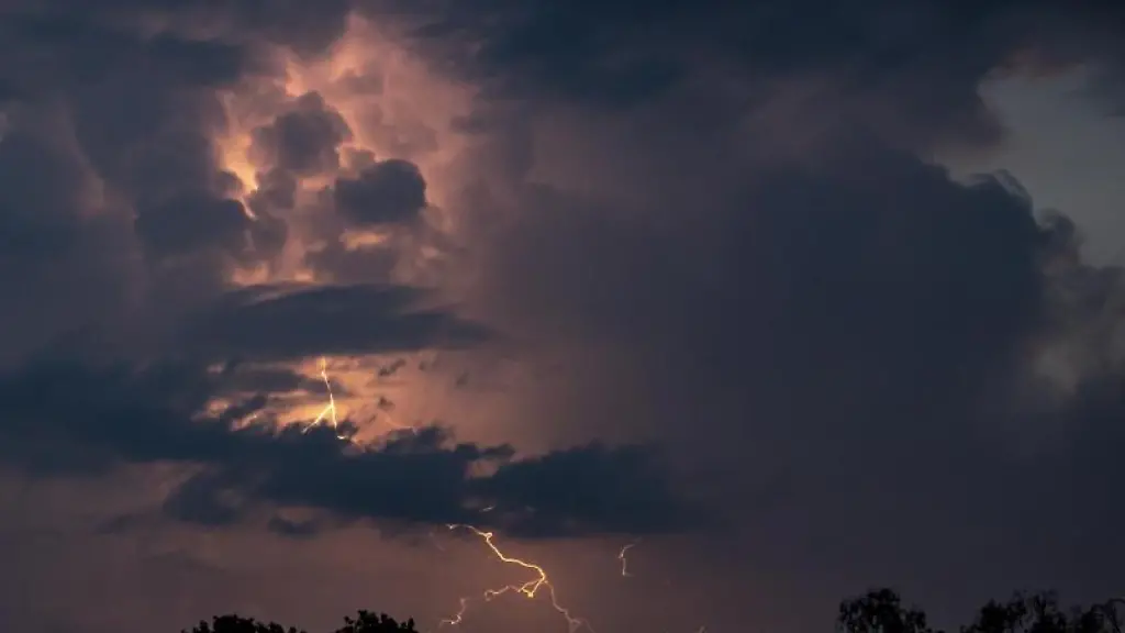 Ein-Blitz-hellt-hinter-dunklen-Wolken-auf
