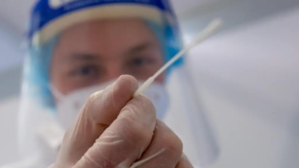 Durchfuehrung-eines-Corona-Tests