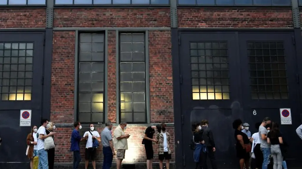 Menschen-stehen-bei-der-1-Lange-Nacht-des-Impfens-am-Impfzentrum-Arena-in-Treptow-an