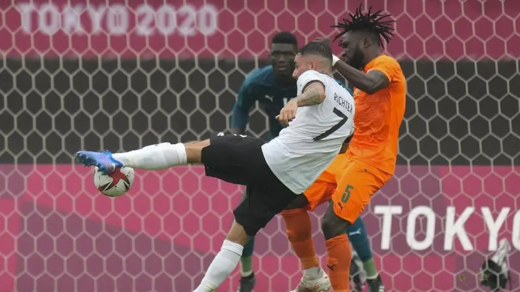 Marco-Richter-l-kommt-gegen-Ismael-Diallo-r-von-der-Elfenbeinkueste-zum-Schuss