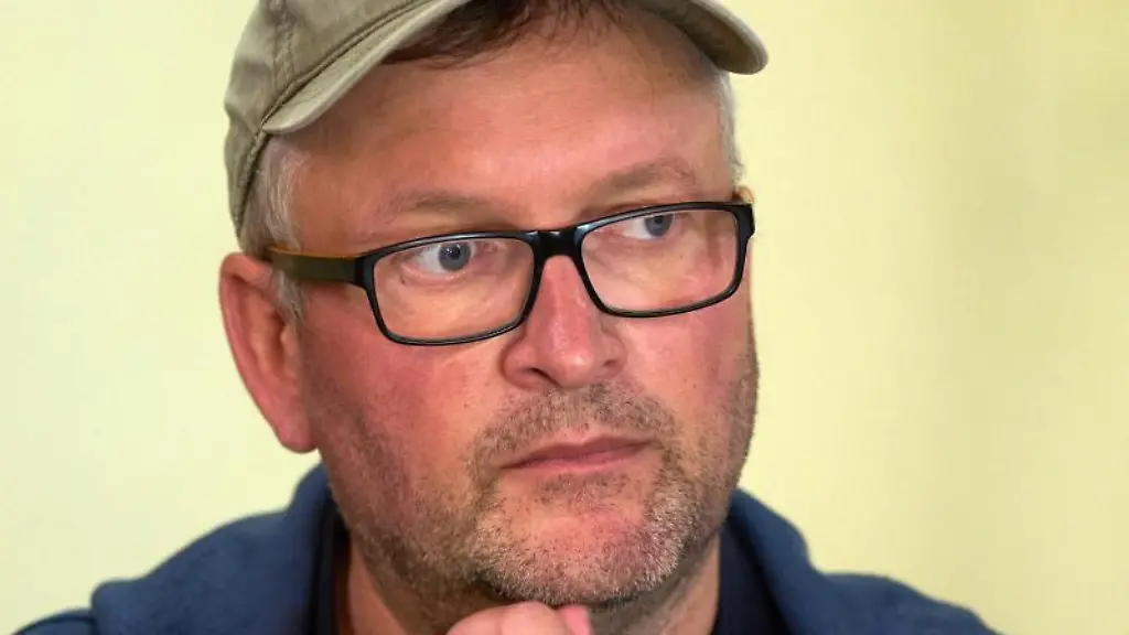 Der-Landwirt-Markus-Wipperfuerth-spricht-in-einer-Pressekonferenz-der-freiwilligen-Fluthelfer