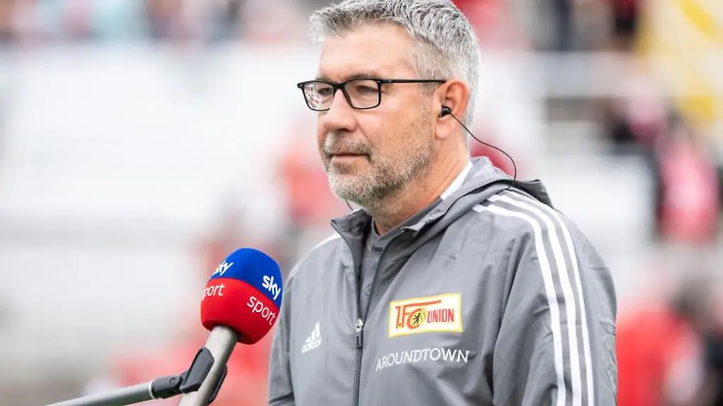 Trainer-Urs-Fischer-von-Union-Berlin-gibt-vor-Spielbeginn-ein-Interview
