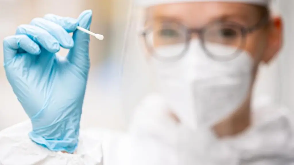Durchfuehrung-eines-Corona-Tests