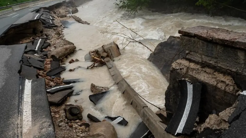 Die-Bundesstrasse-20-ist-kurz-vor-Berchtesgaden-zur-Haelfte-von-der-Ramsauer-Ache-weggerissen-worden