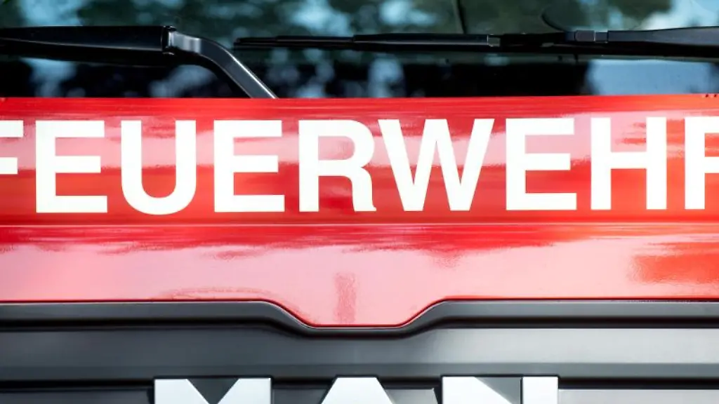 Blick-auf-ein-Loeschfahrzeug-der-Feuerwehr