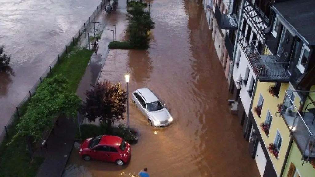 Autos-versuchen-nach-Untwettern-im-rheinland-pfaelzischem-Zell-vorwaerts-zu-kommen