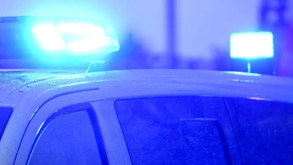 Blaulichter-leuchten-auf-dem-Dach-eines-Polizeifahrzeugs