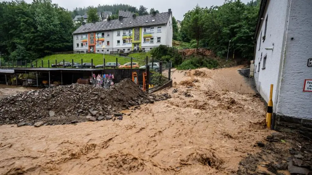 Durch-Starkregen-kam-es-im-nordrhein-westfaelischem-Altena-zu-einem-Erdrutsch