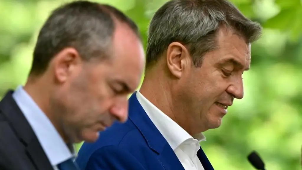 Hubert-Aiwanger-l-Freie-Waehler-und-Markus-Soeder-r-CSU