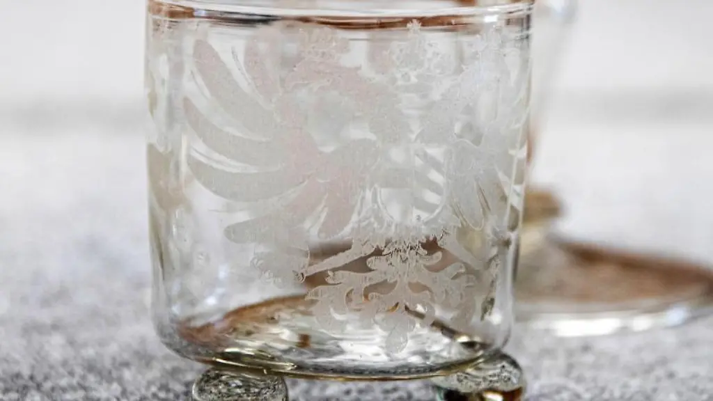 Ein-wiedergefundener-Becher-mit-Reichsadler-und-Nuernberger-Stadtwappen