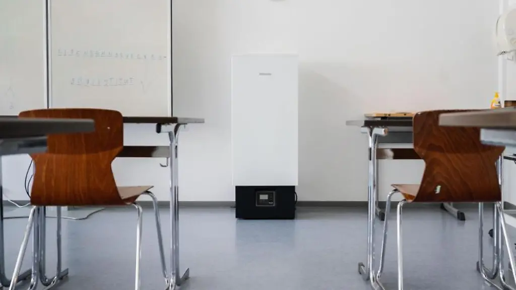 Ein-Luftfilter-steht-in-einem-Klassenraum