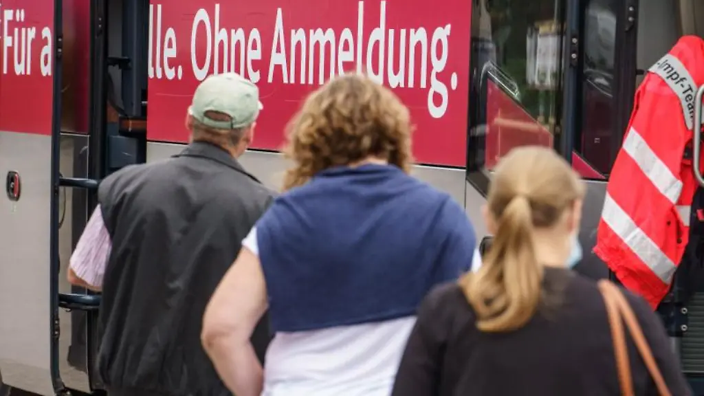 Menschen-warten-in-einer-Schlange-auf-ihre-Corona-Impfung-vor-einem-Impfbus