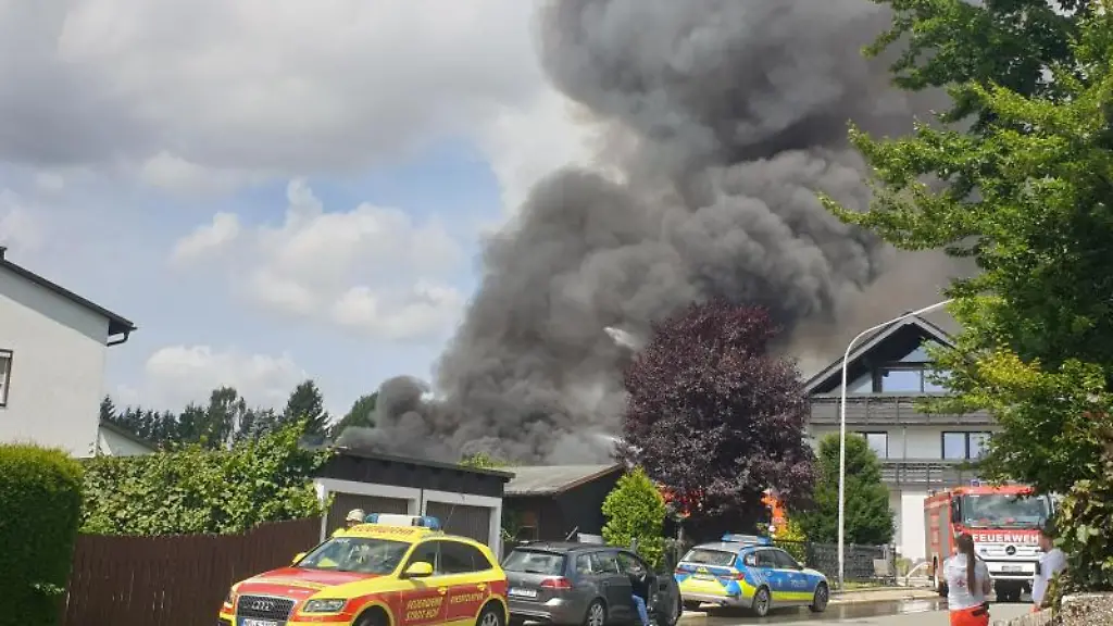 Schwarzer-Rauch-steigt-ueber-dem-Recyclinghof-auf