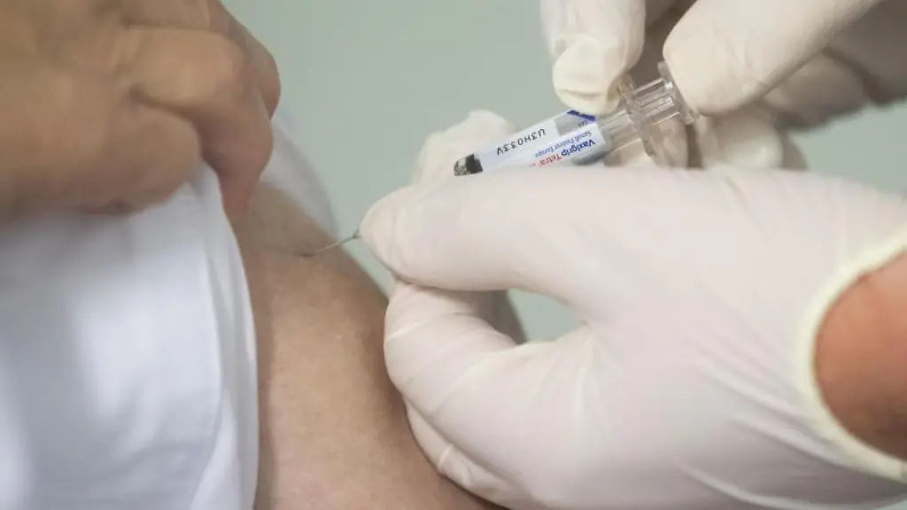 Ein-Mann-wird-geimpft