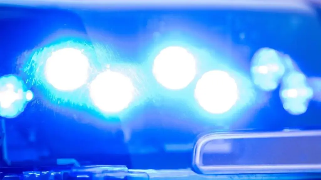 Ein-Blaulicht-leuchtet-auf-dem-Dach-einer-Polizeistreife