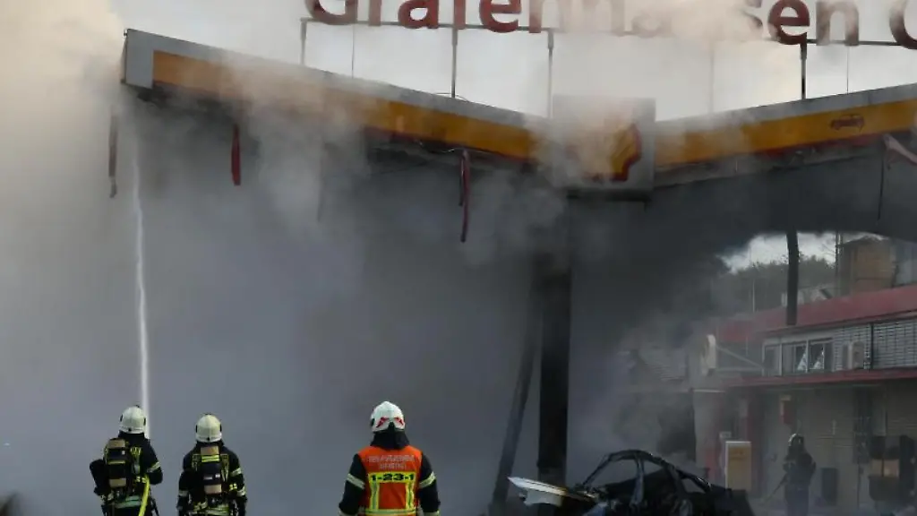Die-Feuerwehr-loescht-einen-Brand-an-der-Autobahn-Tankstelle-Graefenhausen-Ost-Foto-Skander-Essadi-5vision