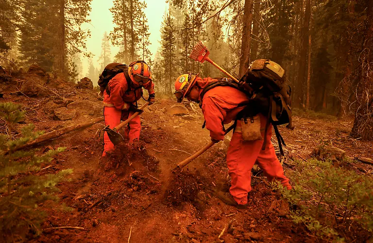 2021-08-09T030457Z-1343773112-RC2C1P9BFN8R-RTRMADP-3-USA-WILDFIRES-CALIFORNIA