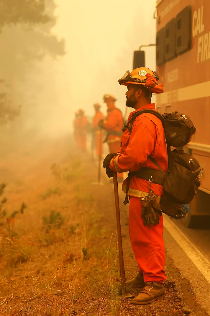 2021-08-09T025021Z-120570954-RC2B1P9XOGQ7-RTRMADP-3-USA-WILDFIRES-CALIFORNIA