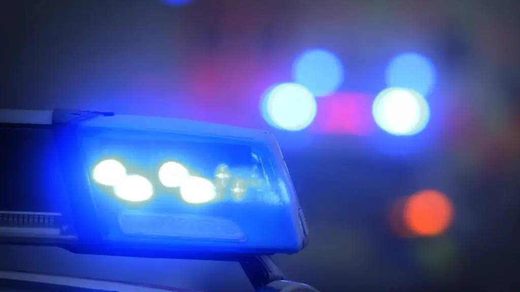 Ein-Blaulicht-leuchtet-auf-dem-Dach-eines-Polizeifahrzeugs